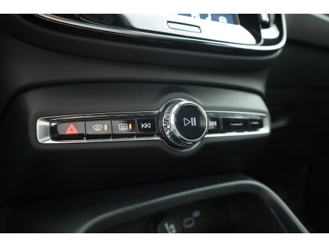 Volvo C40 Recharge Core 69 kWh | Trekhaak | Panorama dak | Stoel + stuurverwarming | Warmtepomp | all season |
