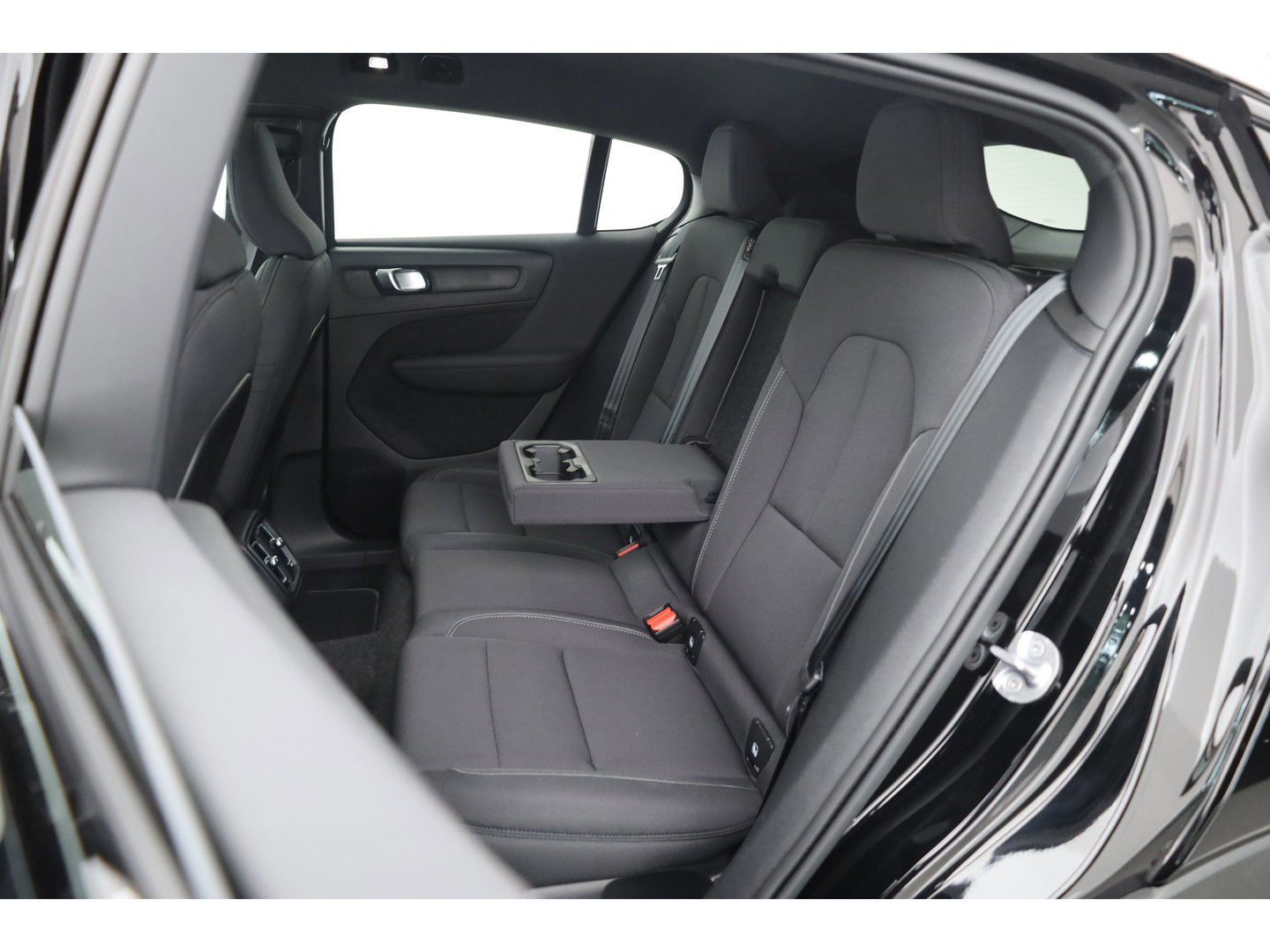 Volvo C40 Recharge Core 69 kWh | Trekhaak | Panorama dak | Stoel + stuurverwarming | Warmtepomp | all season |
