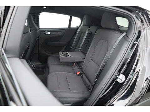 Volvo C40 Recharge Core 69 kWh | Trekhaak | Panorama dak | Stoel + stuurverwarming | Warmtepomp | all season |