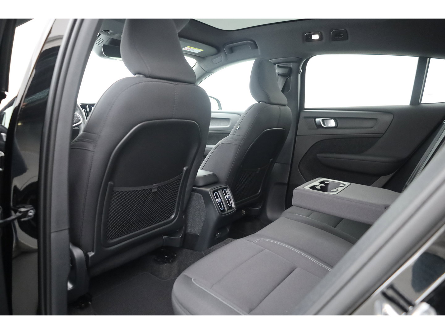Volvo C40 Recharge Core 69 kWh | Trekhaak | Panorama dak | Stoel + stuurverwarming | Warmtepomp | all season |