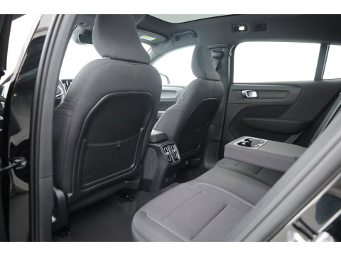 Volvo C40 Recharge Core 69 kWh | Trekhaak | Panorama dak | Stoel + stuurverwarming | Warmtepomp | all season |