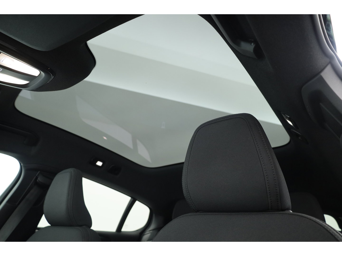 Volvo C40 Recharge Core 69 kWh | Trekhaak | Panorama dak | Stoel + stuurverwarming | Warmtepomp | all season |