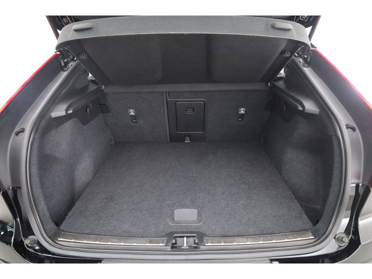 Volvo C40 Recharge Core 69 kWh | Trekhaak | Panorama dak | Stoel + stuurverwarming | Warmtepomp | all season |