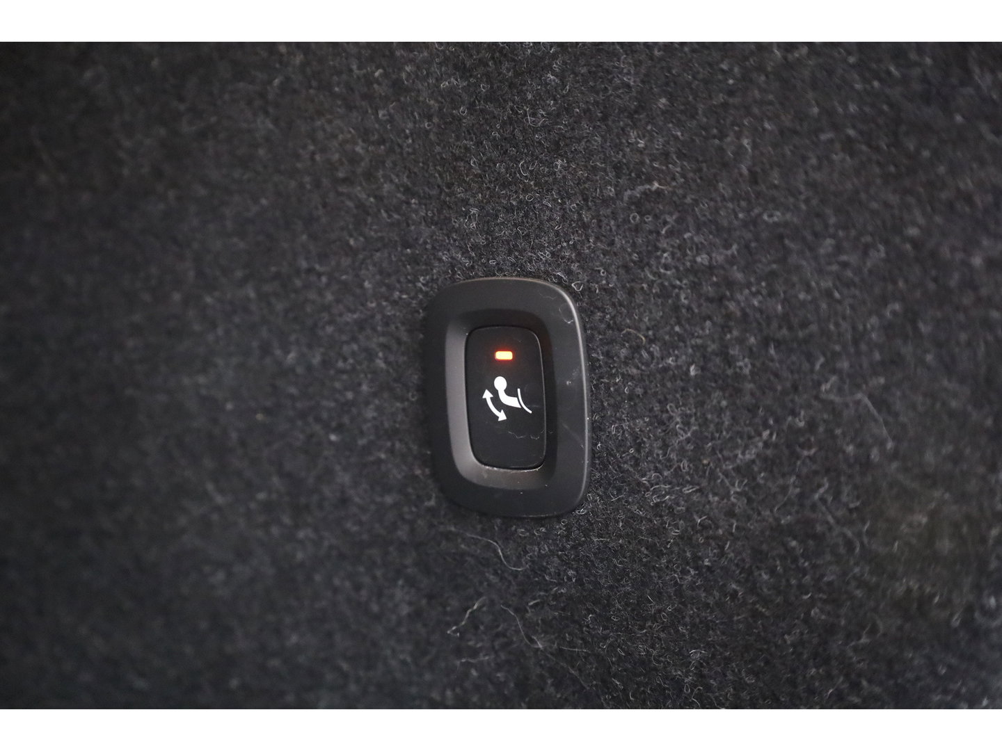 Volvo C40 Recharge Core 69 kWh | Trekhaak | Panorama dak | Stoel + stuurverwarming | Warmtepomp | all season |