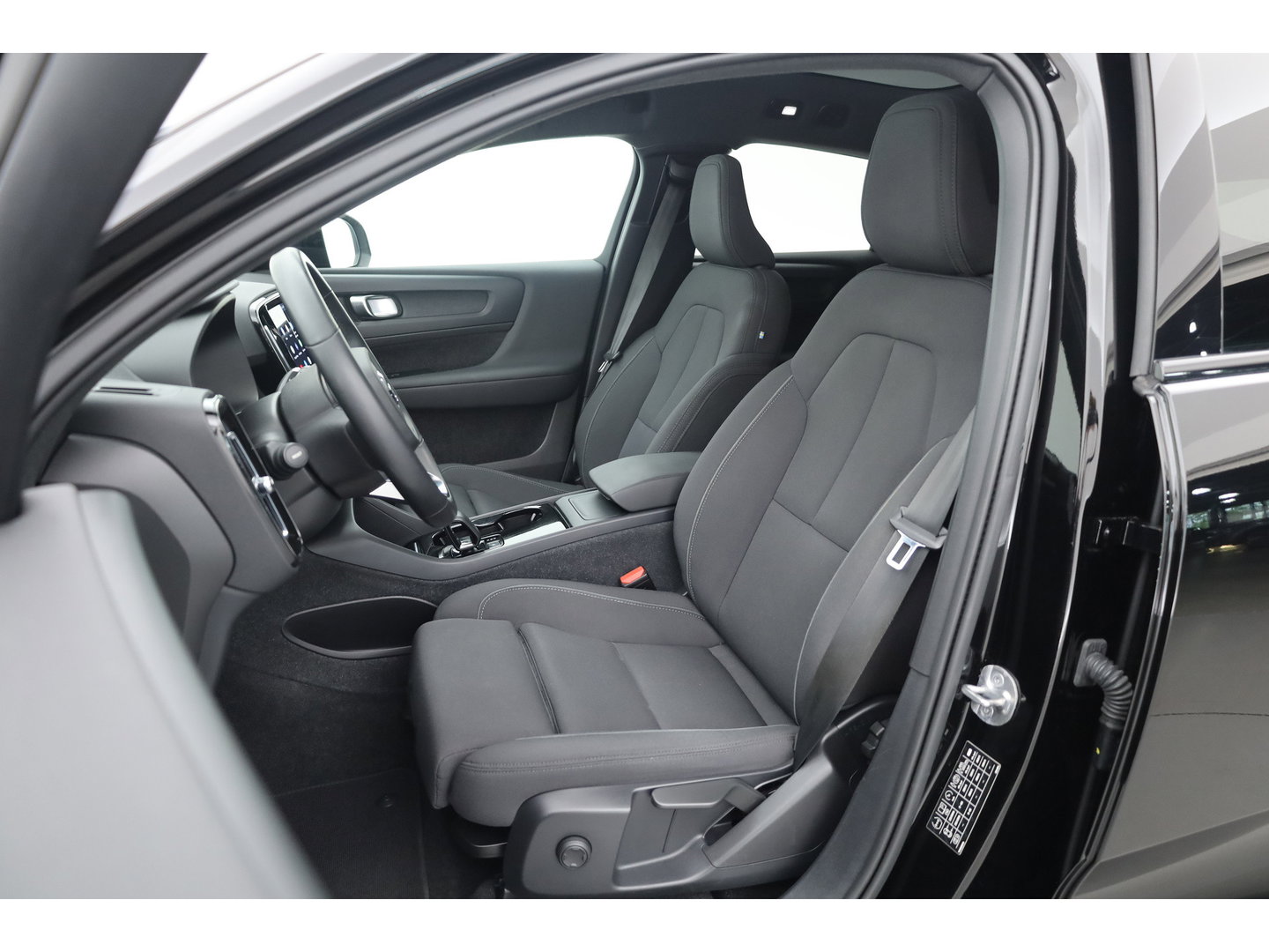 Volvo C40 Recharge Core 69 kWh | Trekhaak | Panorama dak | Stoel + stuurverwarming | Warmtepomp | all season |
