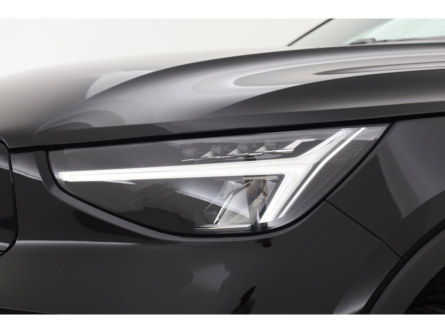 Volvo C40 Recharge Core 69 kWh | Trekhaak | Panorama dak | Stoel + stuurverwarming | Warmtepomp | all season |