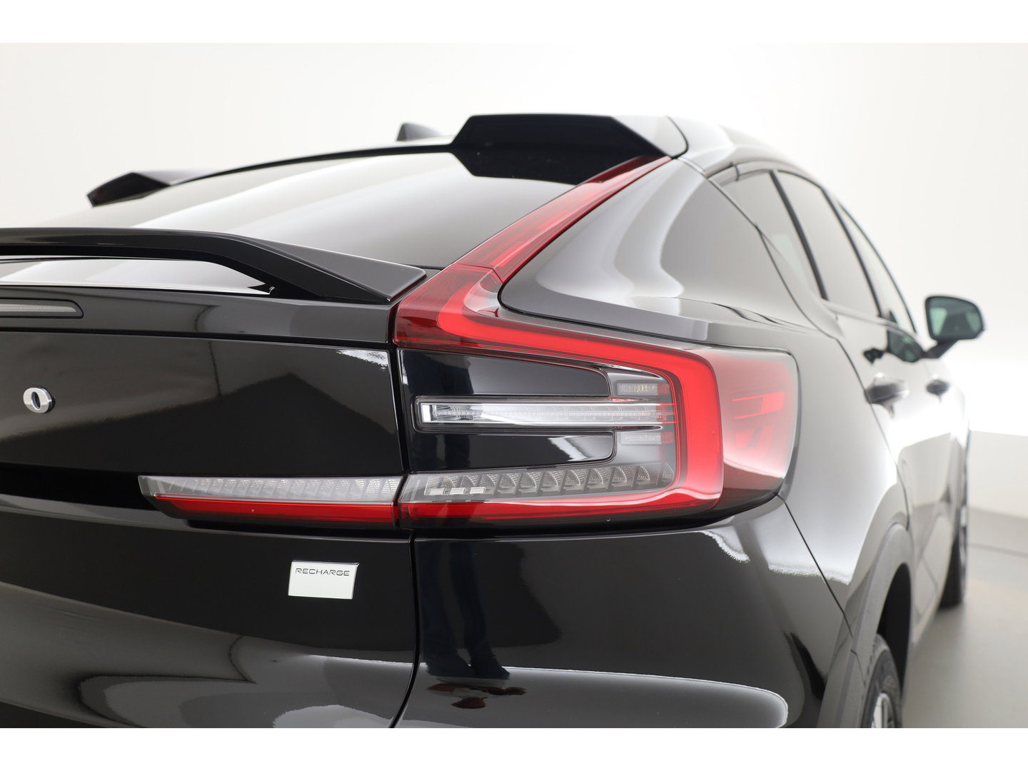 Volvo C40 Recharge Core 69 kWh | Trekhaak | Panorama dak | Stoel + stuurverwarming | Warmtepomp | all season |