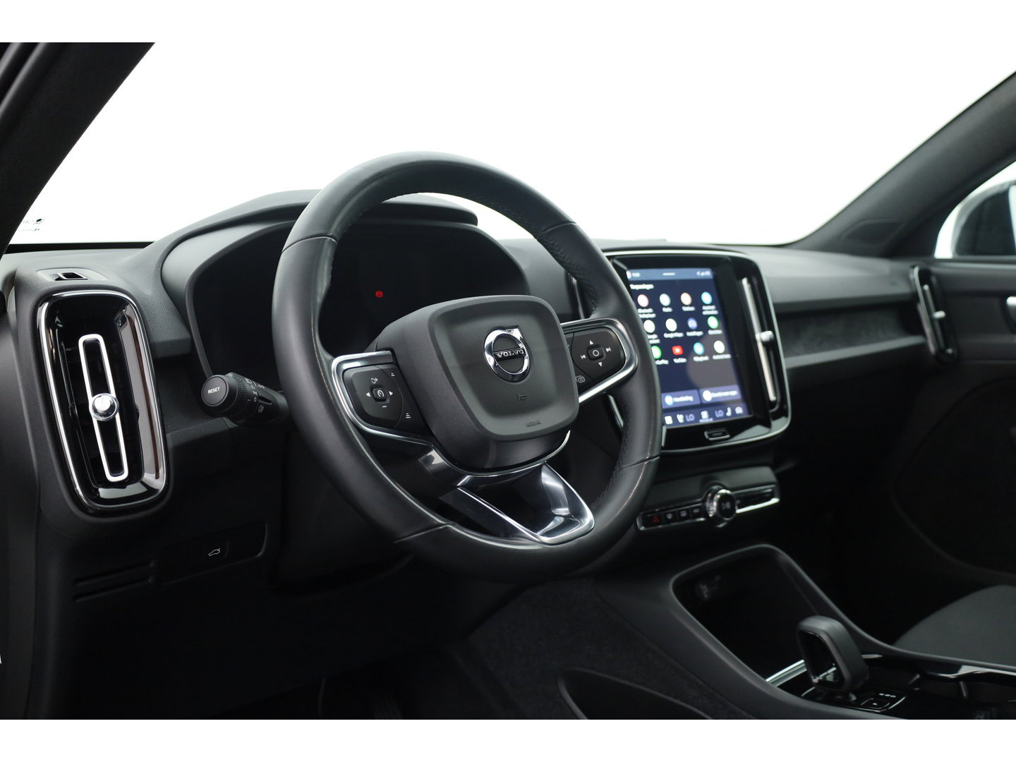 Volvo C40 Recharge Core 69 kWh | Trekhaak | Panorama dak | Stoel + stuurverwarming | Warmtepomp | all season |