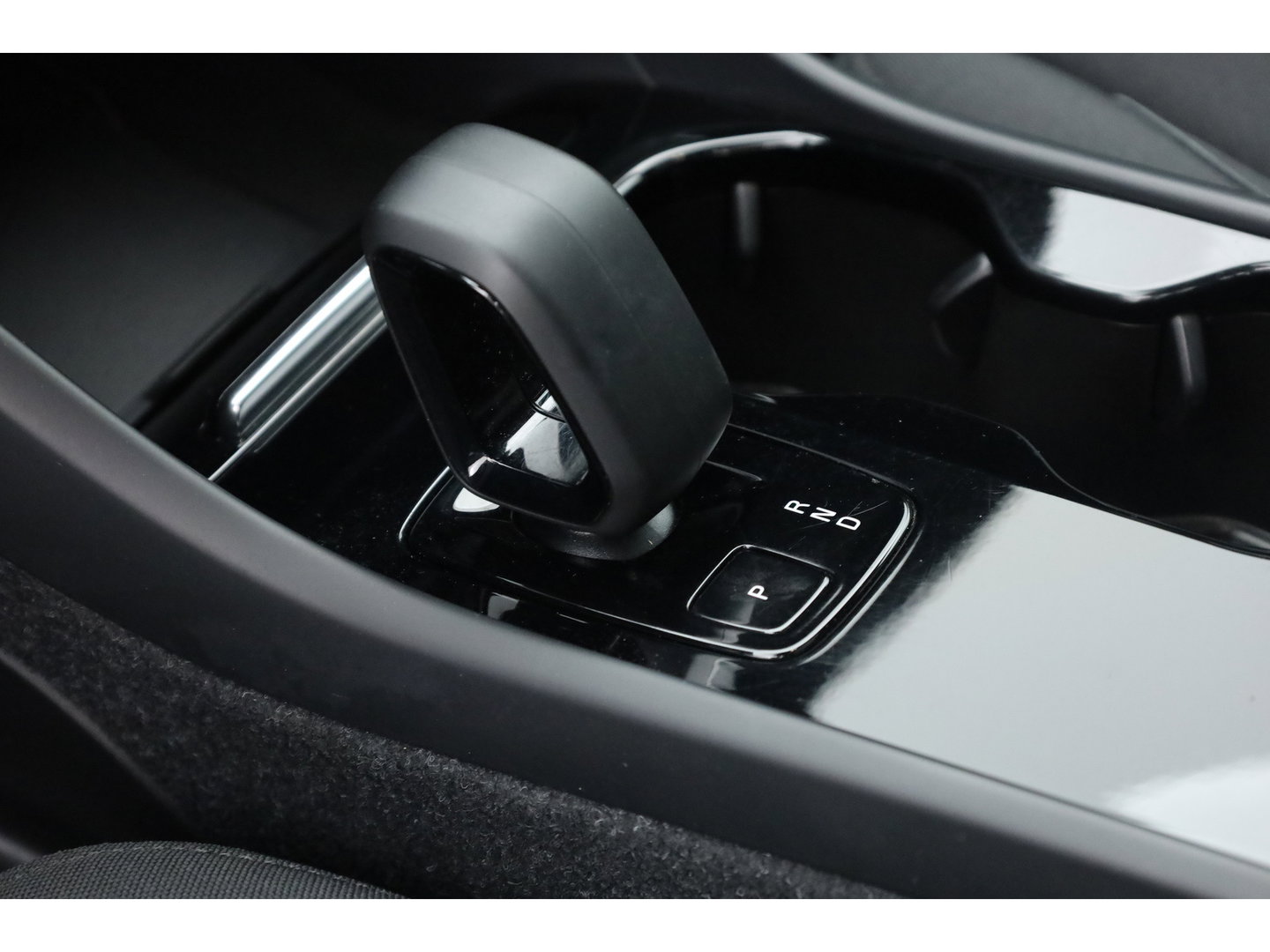 Volvo C40 Recharge Core 69 kWh | Trekhaak | Panorama dak | Stoel + stuurverwarming | Warmtepomp | all season |