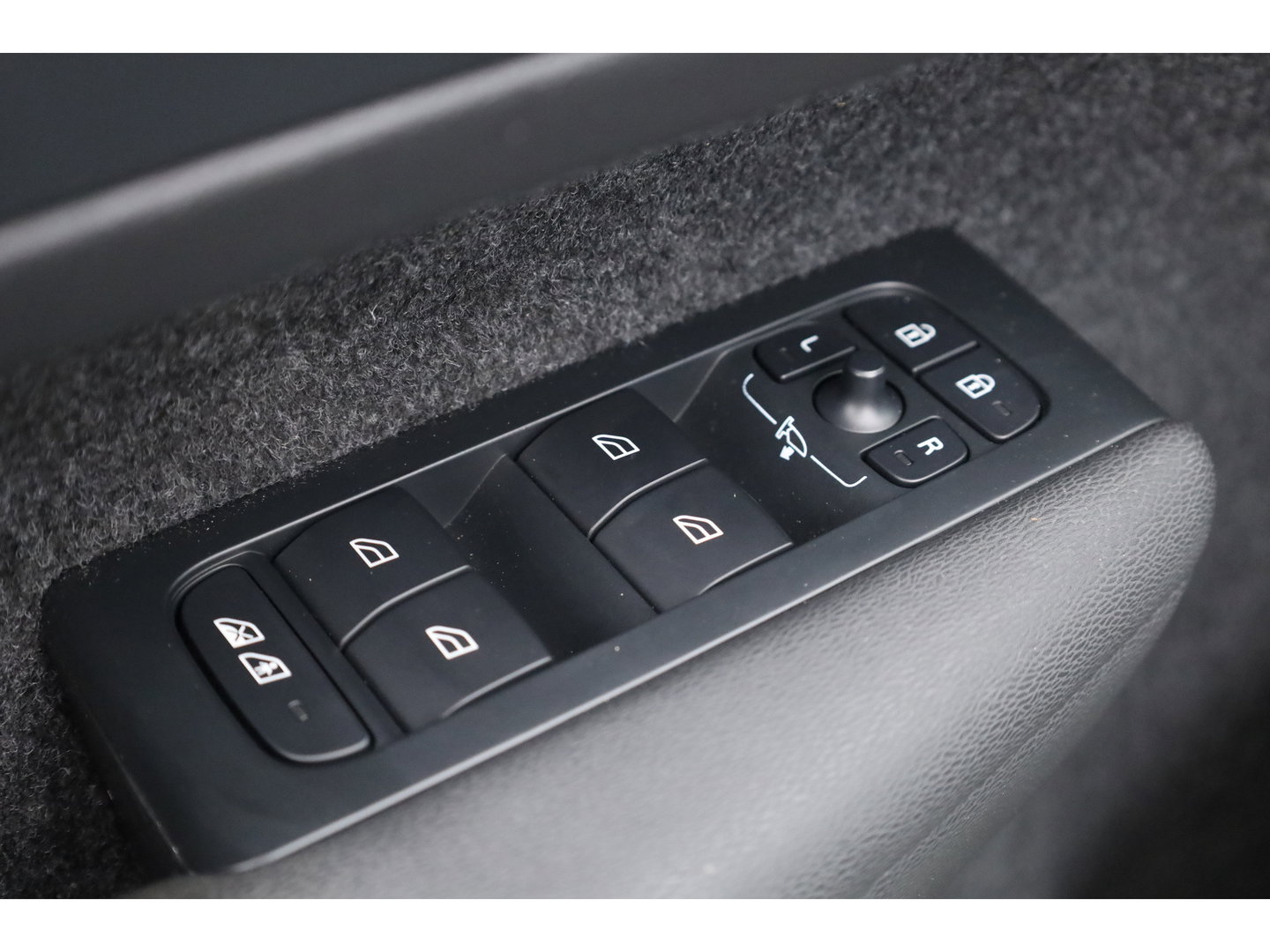 Volvo C40 Recharge Core 69 kWh | Trekhaak | Panorama dak | Stoel + stuurverwarming | Warmtepomp | all season |