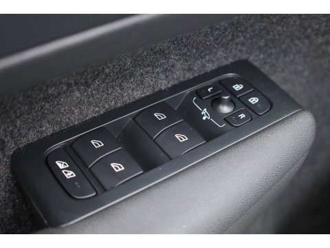 Volvo C40 Recharge Core 69 kWh | Trekhaak | Panorama dak | Stoel + stuurverwarming | Warmtepomp | all season |