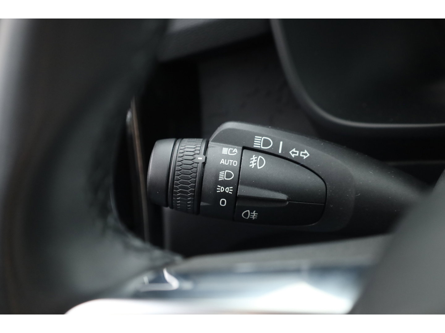 Volvo C40 Recharge Core 69 kWh | Trekhaak | Panorama dak | Stoel + stuurverwarming | Warmtepomp | all season |