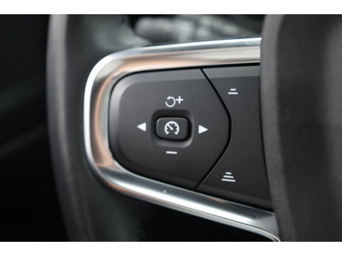 Volvo C40 Recharge Core 69 kWh | Trekhaak | Panorama dak | Stoel + stuurverwarming | Warmtepomp | all season |
