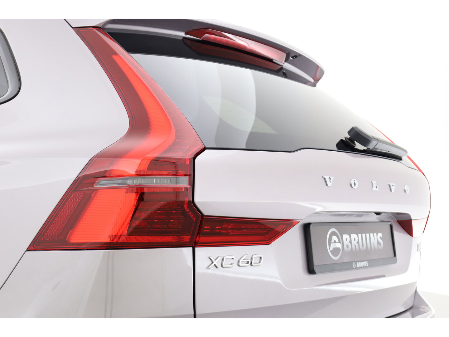 Volvo XC60 2.0 T6 Plug-in hybrid AWD Plus Dark | MY26 Facelift | Pano | 360 camera | Trekhaak | Head-up | 4-stoel & stuurverw |