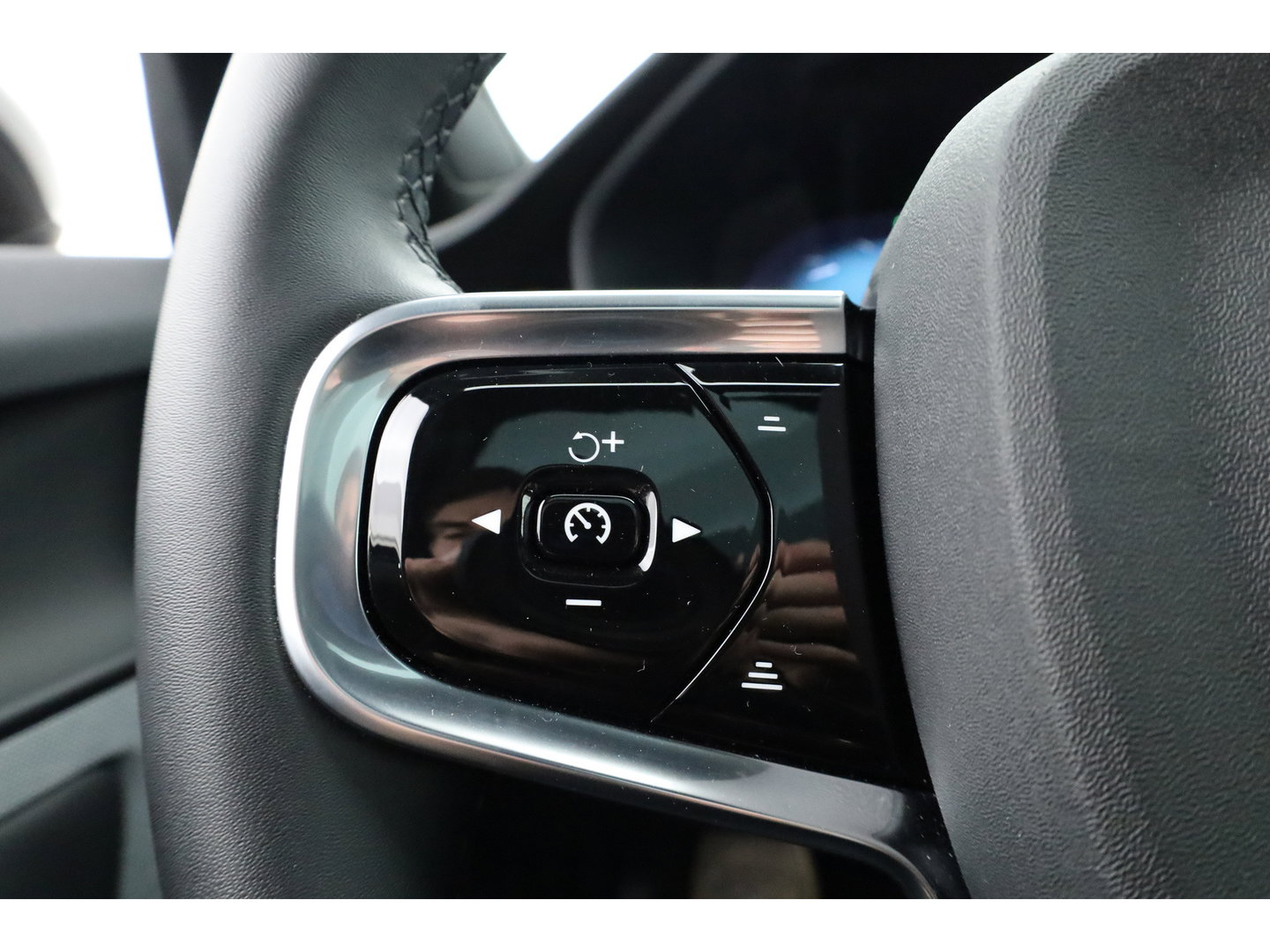 Polestar 2 Long Range Dual motor Plus 82 kWh | Stoelventilatie | Leer |  ACC | Blis | Pano | 360 Camera | Trekhaak | stoel 4 & stuur verwarming |