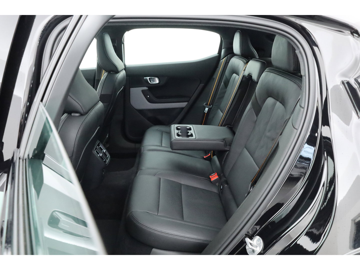 Polestar 2 Long Range Dual motor Plus 82 kWh | Stoelventilatie | Leer |  ACC | Blis | Pano | 360 Camera | Trekhaak | stoel 4 & stuur verwarming |