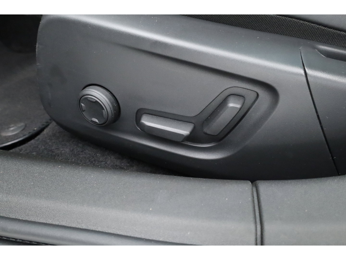 Polestar 2 Long Range Dual motor Plus 82 kWh | Stoelventilatie | Leer |  ACC | Blis | Pano | 360 Camera | Trekhaak | stoel 4 & stuur verwarming |