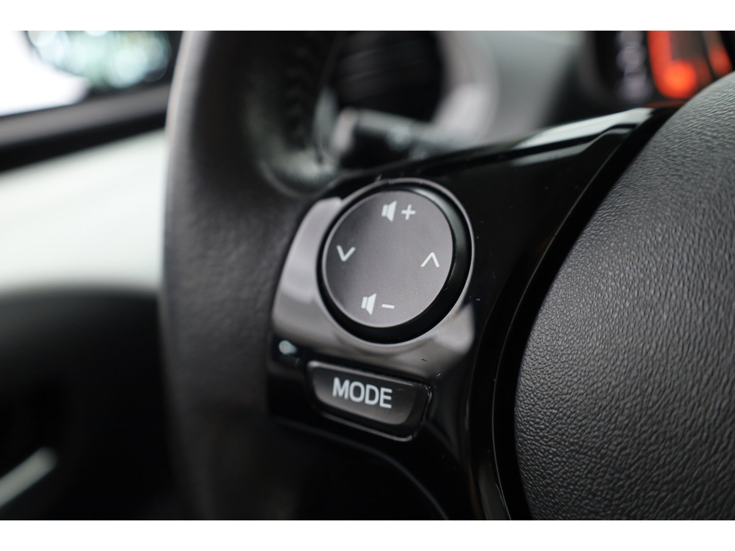 Toyota Aygo 1.0 VVT-i x-play | Achteruitrijcamera | Apple CarPlay & Android Auto | DAB | Airco | 15" velgen | Elek. Ramen V.