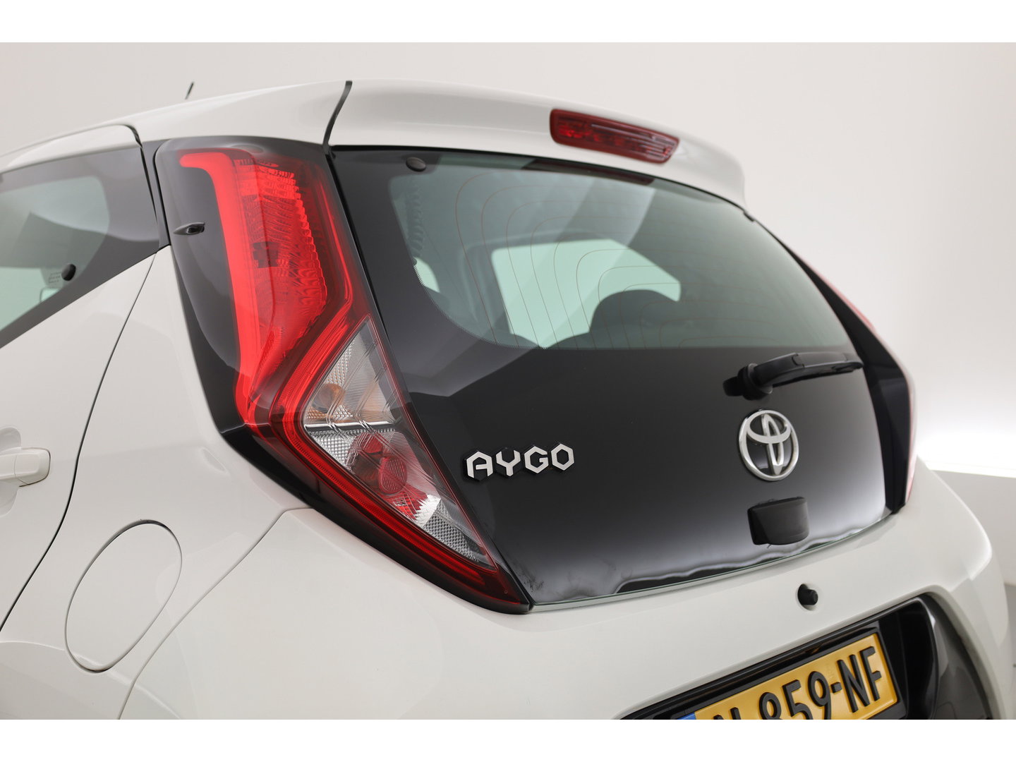 Toyota Aygo 1.0 VVT-i x-play | Achteruitrijcamera | Apple CarPlay & Android Auto | DAB | Airco | 15" velgen | Elek. Ramen V.