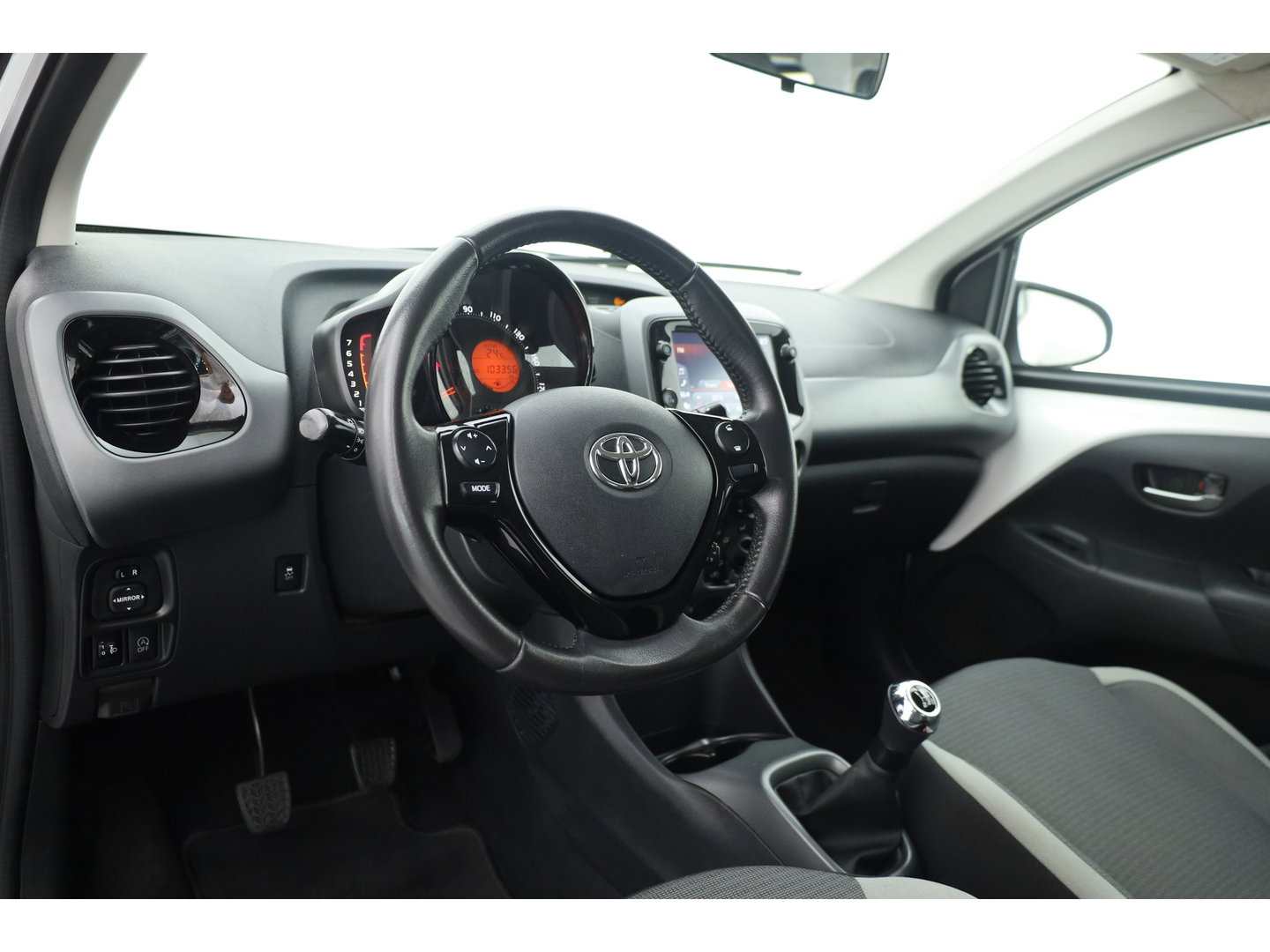 Toyota Aygo 1.0 VVT-i x-play | Achteruitrijcamera | Apple CarPlay & Android Auto | DAB | Airco | 15" velgen | Elek. Ramen V.