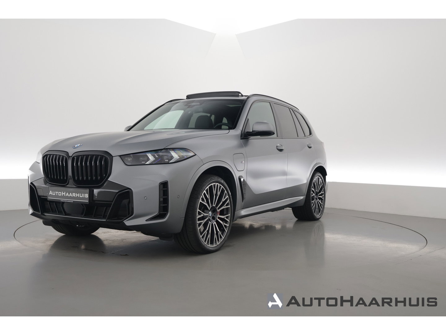 BMW X5 xDrive50e M Sport Frozen pure Grey | Skylounge | Soft Close | Achterasbesturing | 360cam | B&W Audio | 22'' | Stoelvent. | Carbon | Luchtvering