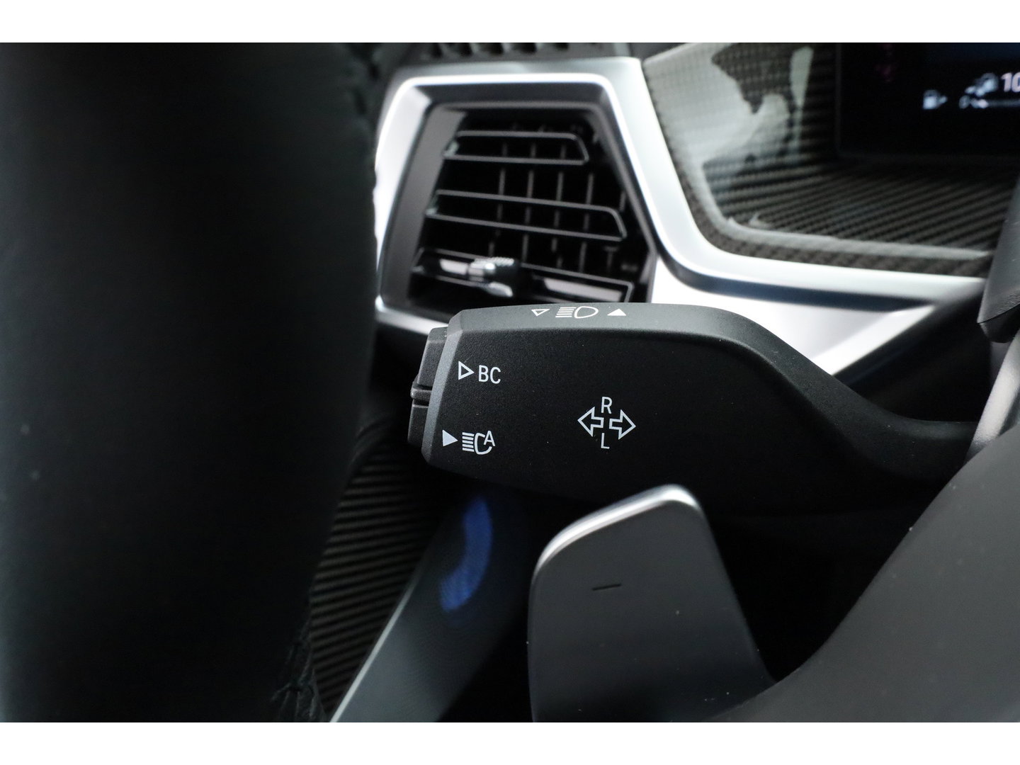 BMW X5 xDrive50e M Sport Frozen pure Grey | Skylounge | Soft Close | Achterasbesturing | 360cam | B&W Audio | 22'' | Stoelvent. | Carbon | Luchtvering