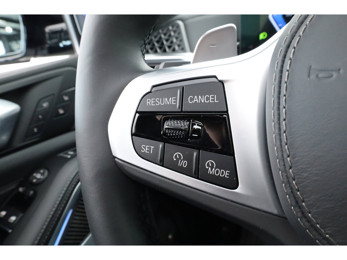 BMW X5 xDrive50e M Sport Frozen pure Grey | Skylounge | Soft Close | Achterasbesturing | 360cam | B&W Audio | 22'' | Stoelvent. | Carbon | Luchtvering