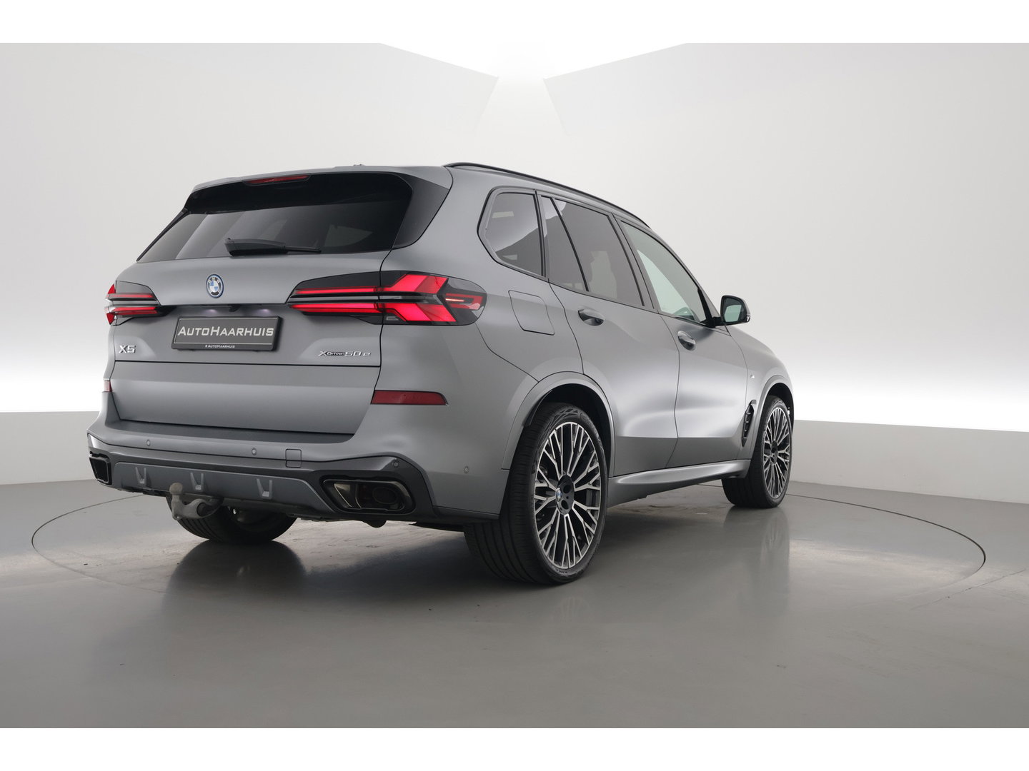 BMW X5 xDrive50e M Sport Frozen pure Grey | Skylounge | Soft Close | Achterasbesturing | 360cam | B&W Audio | 22'' | Stoelvent. | Carbon | Luchtvering