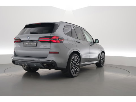 BMW X5 xDrive50e M Sport Frozen pure Grey | Skylounge | Soft Close | Achterasbesturing | 360cam | B&W Audio | 22'' | Stoelvent. | Carbon | Luchtvering