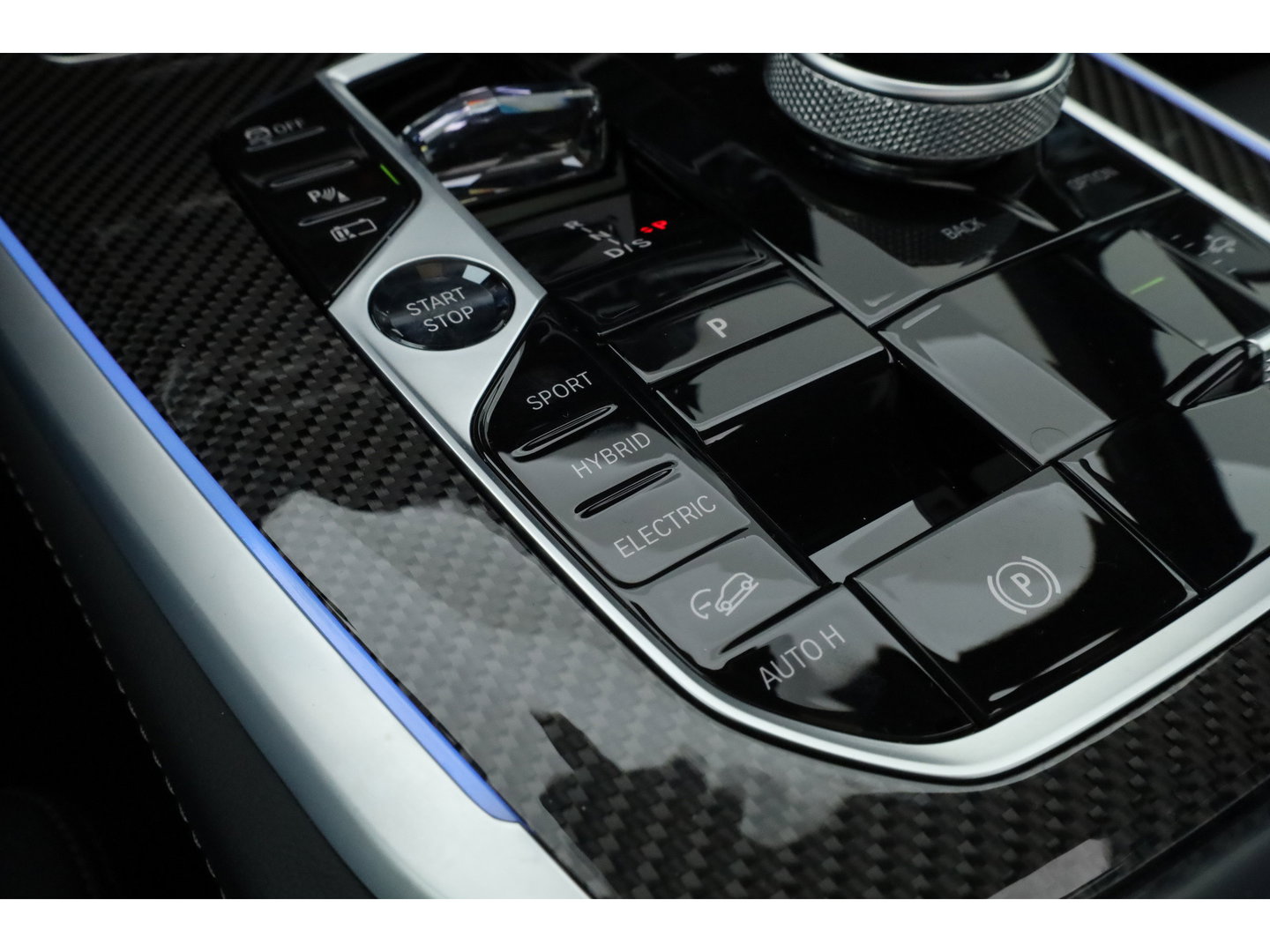 BMW X5 xDrive50e M Sport Frozen pure Grey | Skylounge | Soft Close | Achterasbesturing | 360cam | B&W Audio | 22'' | Stoelvent. | Carbon | Luchtvering