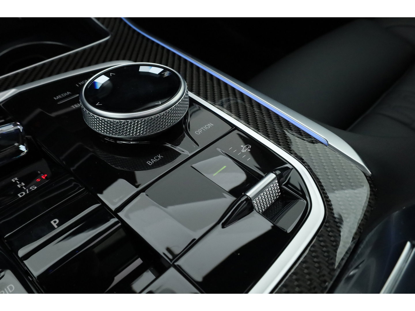 BMW X5 xDrive50e M Sport Frozen pure Grey | Skylounge | Soft Close | Achterasbesturing | 360cam | B&W Audio | 22'' | Stoelvent. | Carbon | Luchtvering