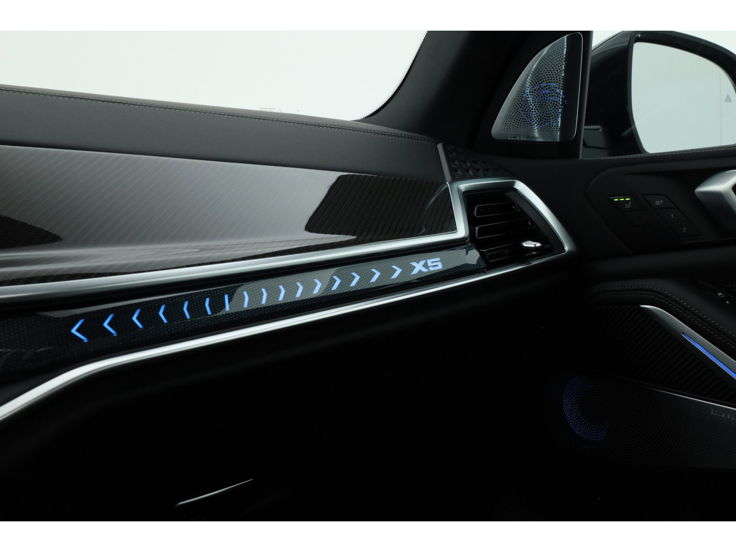 BMW X5 xDrive50e M Sport Frozen pure Grey | Skylounge | Soft Close | Achterasbesturing | 360cam | B&W Audio | 22'' | Stoelvent. | Carbon | Luchtvering