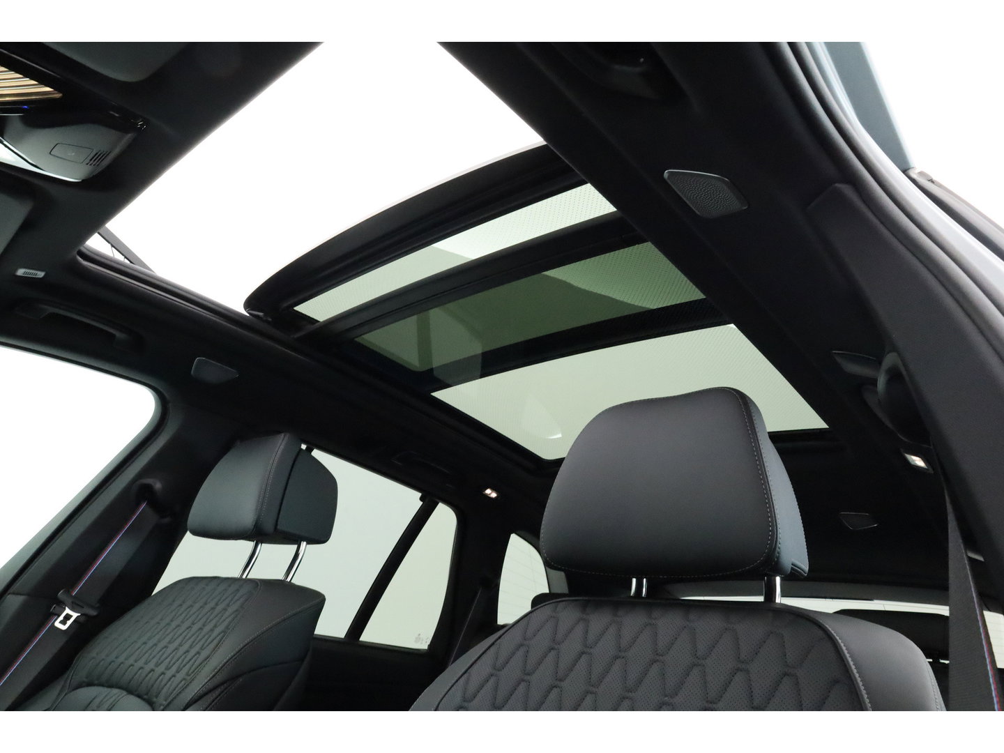 BMW X5 xDrive50e M Sport Frozen pure Grey | Skylounge | Soft Close | Achterasbesturing | 360cam | B&W Audio | 22'' | Stoelvent. | Carbon | Luchtvering