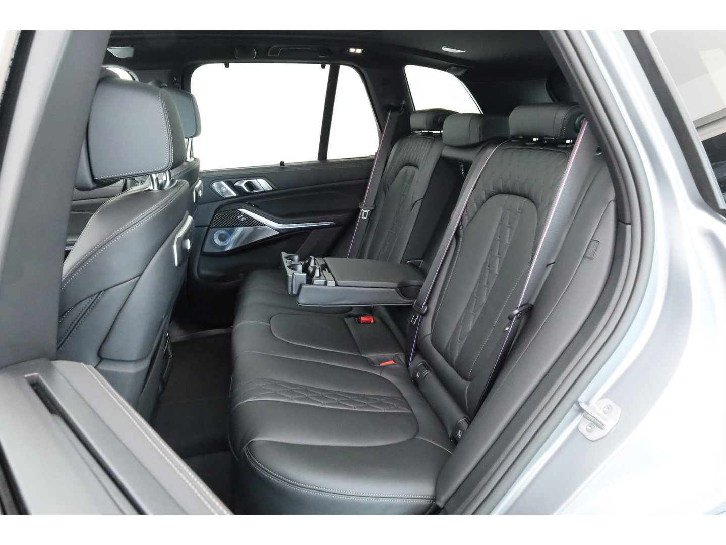 BMW X5 xDrive50e M Sport Frozen pure Grey | Skylounge | Soft Close | Achterasbesturing | 360cam | B&W Audio | 22'' | Stoelvent. | Carbon | Luchtvering