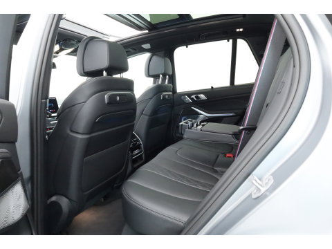 BMW X5 xDrive50e M Sport Frozen pure Grey | Skylounge | Soft Close | Achterasbesturing | 360cam | B&W Audio | 22'' | Stoelvent. | Carbon | Luchtvering