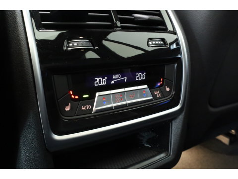 BMW X5 xDrive50e M Sport Frozen pure Grey | Skylounge | Soft Close | Achterasbesturing | 360cam | B&W Audio | 22'' | Stoelvent. | Carbon | Luchtvering