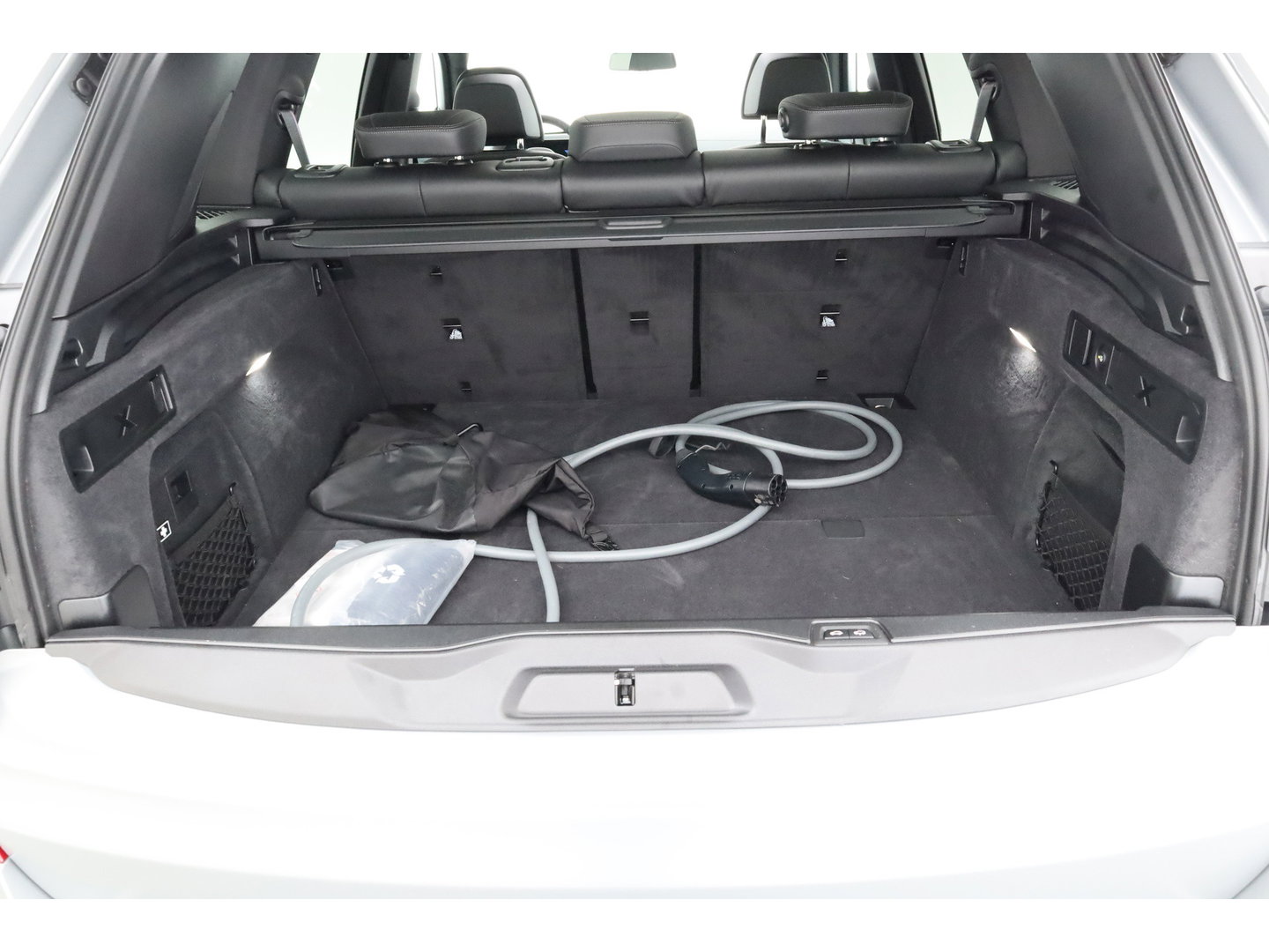 BMW X5 xDrive50e M Sport Frozen pure Grey | Skylounge | Soft Close | Achterasbesturing | 360cam | B&W Audio | 22'' | Stoelvent. | Carbon | Luchtvering