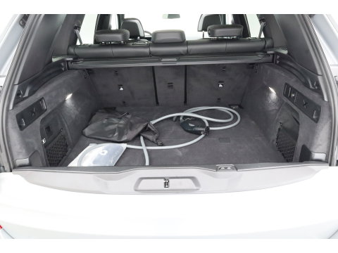 BMW X5 xDrive50e M Sport Frozen pure Grey | Skylounge | Soft Close | Achterasbesturing | 360cam | B&W Audio | 22'' | Stoelvent. | Carbon | Luchtvering
