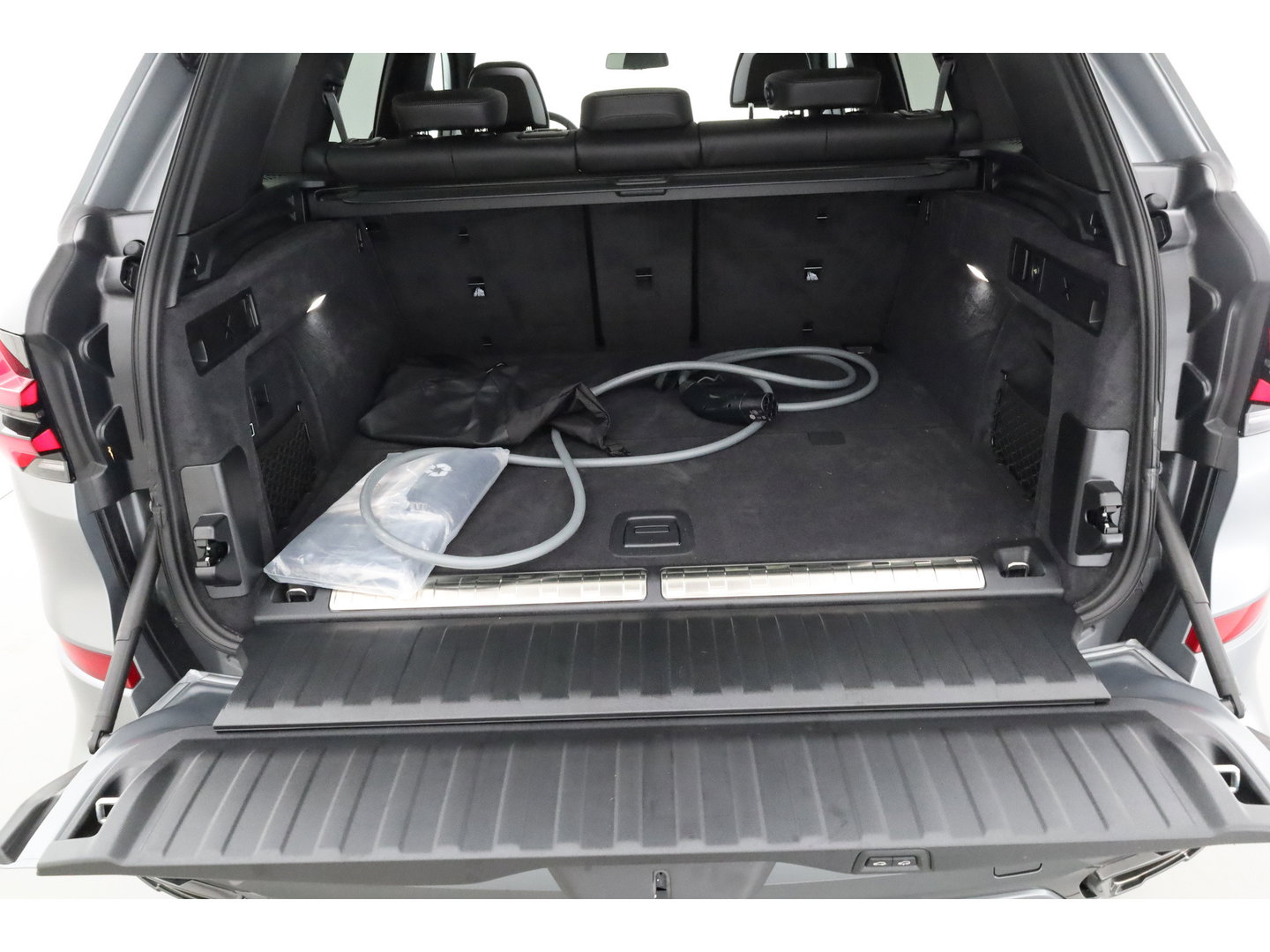 BMW X5 xDrive50e M Sport Frozen pure Grey | Skylounge | Soft Close | Achterasbesturing | 360cam | B&W Audio | 22'' | Stoelvent. | Carbon | Luchtvering