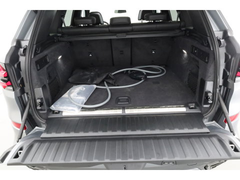 BMW X5 xDrive50e M Sport Frozen pure Grey | Skylounge | Soft Close | Achterasbesturing | 360cam | B&W Audio | 22'' | Stoelvent. | Carbon | Luchtvering