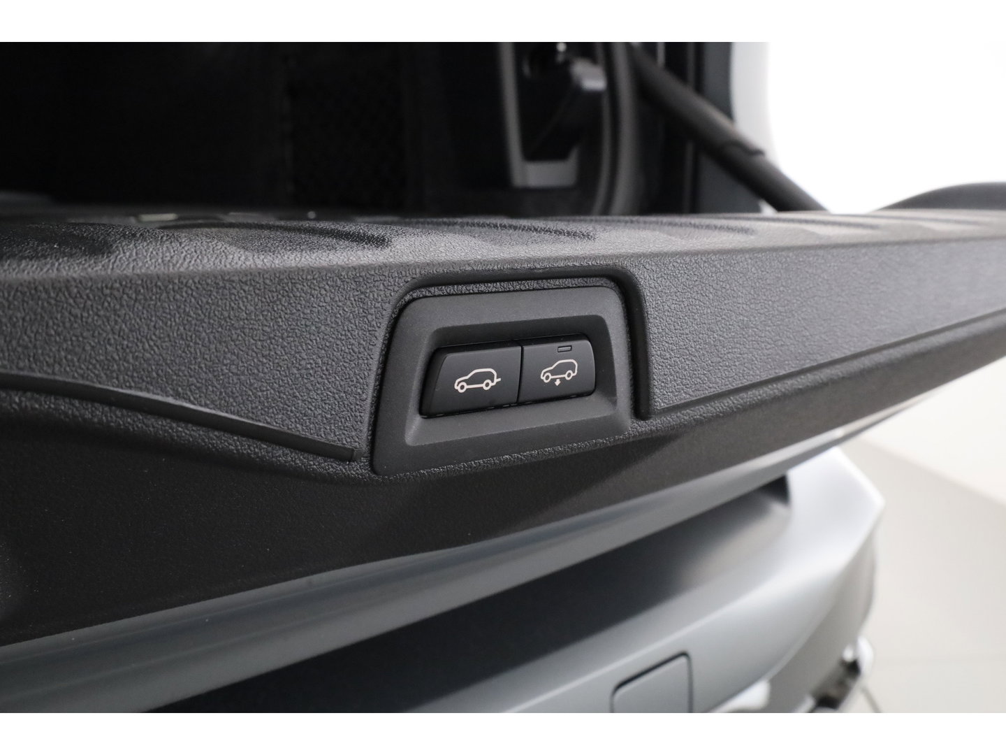 BMW X5 xDrive50e M Sport Frozen pure Grey | Skylounge | Soft Close | Achterasbesturing | 360cam | B&W Audio | 22'' | Stoelvent. | Carbon | Luchtvering