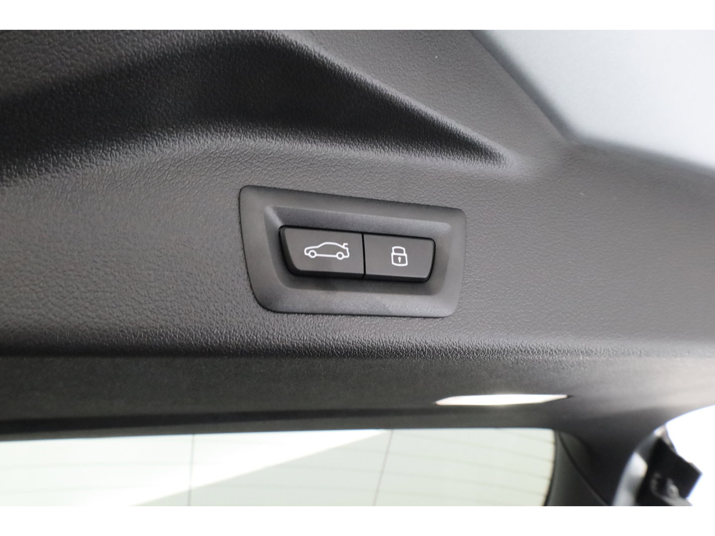 BMW X5 xDrive50e M Sport Frozen pure Grey | Skylounge | Soft Close | Achterasbesturing | 360cam | B&W Audio | 22'' | Stoelvent. | Carbon | Luchtvering