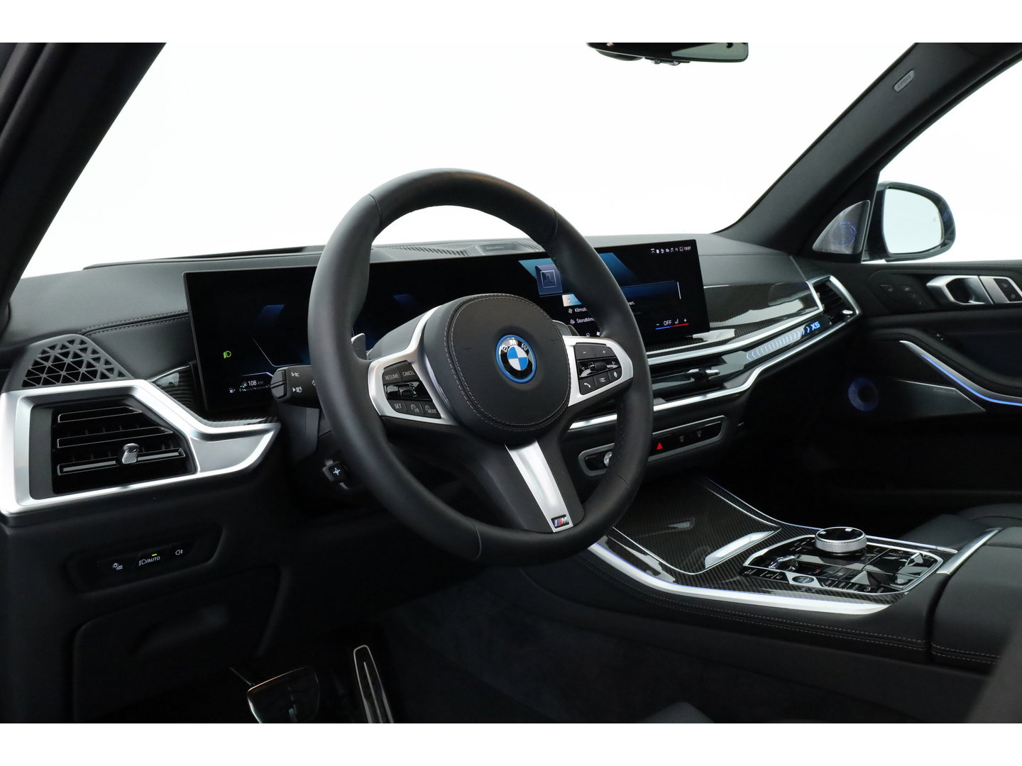 BMW X5 xDrive50e M Sport Frozen pure Grey | Skylounge | Soft Close | Achterasbesturing | 360cam | B&W Audio | 22'' | Stoelvent. | Carbon | Luchtvering