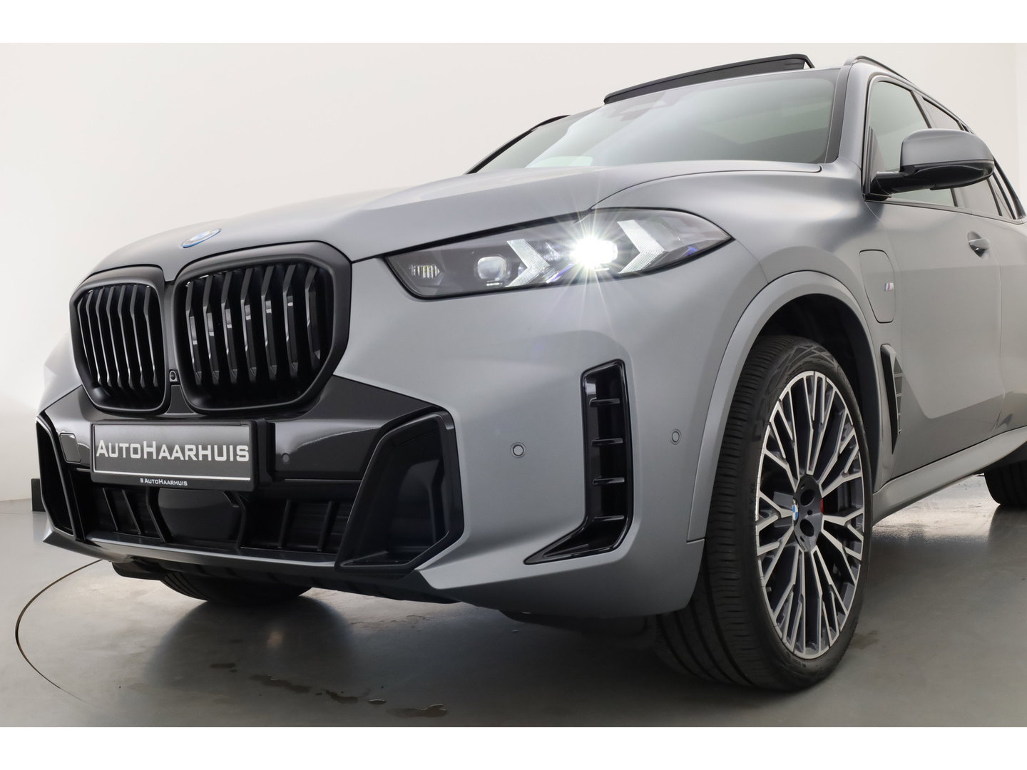 BMW X5 xDrive50e M Sport Frozen pure Grey | Skylounge | Soft Close | Achterasbesturing | 360cam | B&W Audio | 22'' | Stoelvent. | Carbon | Luchtvering