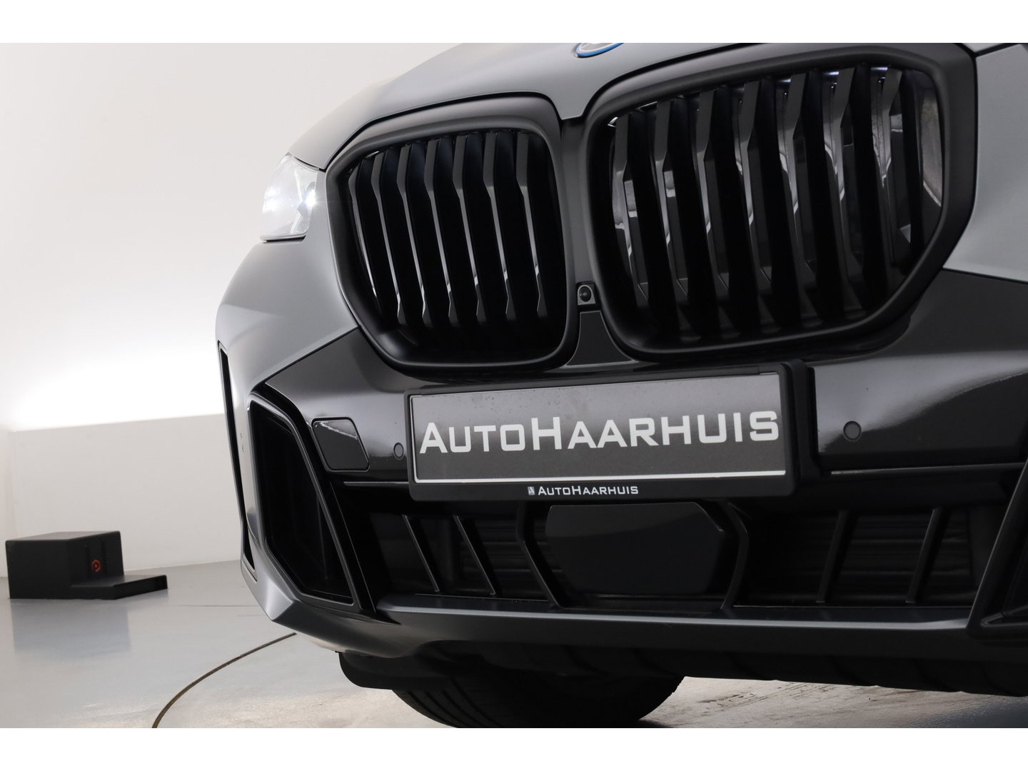 BMW X5 xDrive50e M Sport Frozen pure Grey | Skylounge | Soft Close | Achterasbesturing | 360cam | B&W Audio | 22'' | Stoelvent. | Carbon | Luchtvering