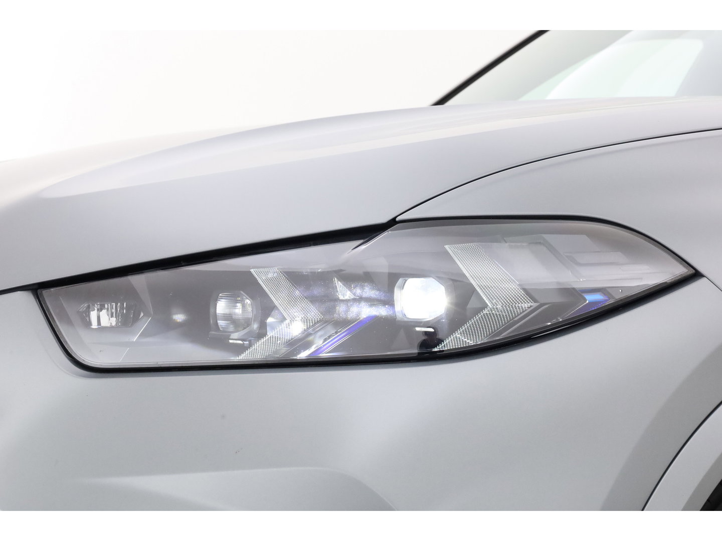 BMW X5 xDrive50e M Sport Frozen pure Grey | Skylounge | Soft Close | Achterasbesturing | 360cam | B&W Audio | 22'' | Stoelvent. | Carbon | Luchtvering
