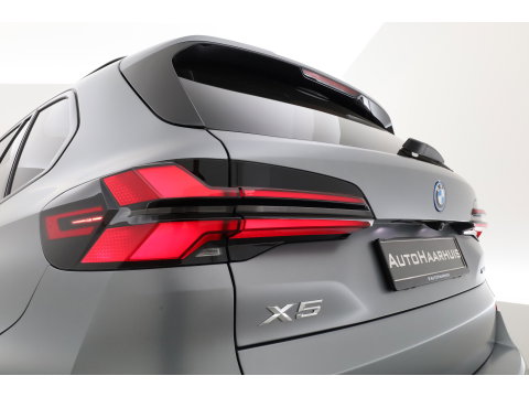 BMW X5 xDrive50e M Sport Frozen pure Grey | Skylounge | Soft Close | Achterasbesturing | 360cam | B&W Audio | 22'' | Stoelvent. | Carbon | Luchtvering