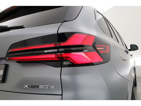 BMW X5 xDrive50e M Sport Frozen pure Grey | Skylounge | Soft Close | Achterasbesturing | 360cam | B&W Audio | 22'' | Stoelvent. | Carbon | Luchtvering