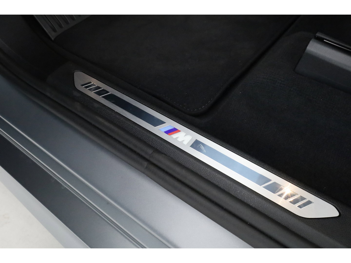 BMW X5 xDrive50e M Sport Frozen pure Grey | Skylounge | Soft Close | Achterasbesturing | 360cam | B&W Audio | 22'' | Stoelvent. | Carbon | Luchtvering