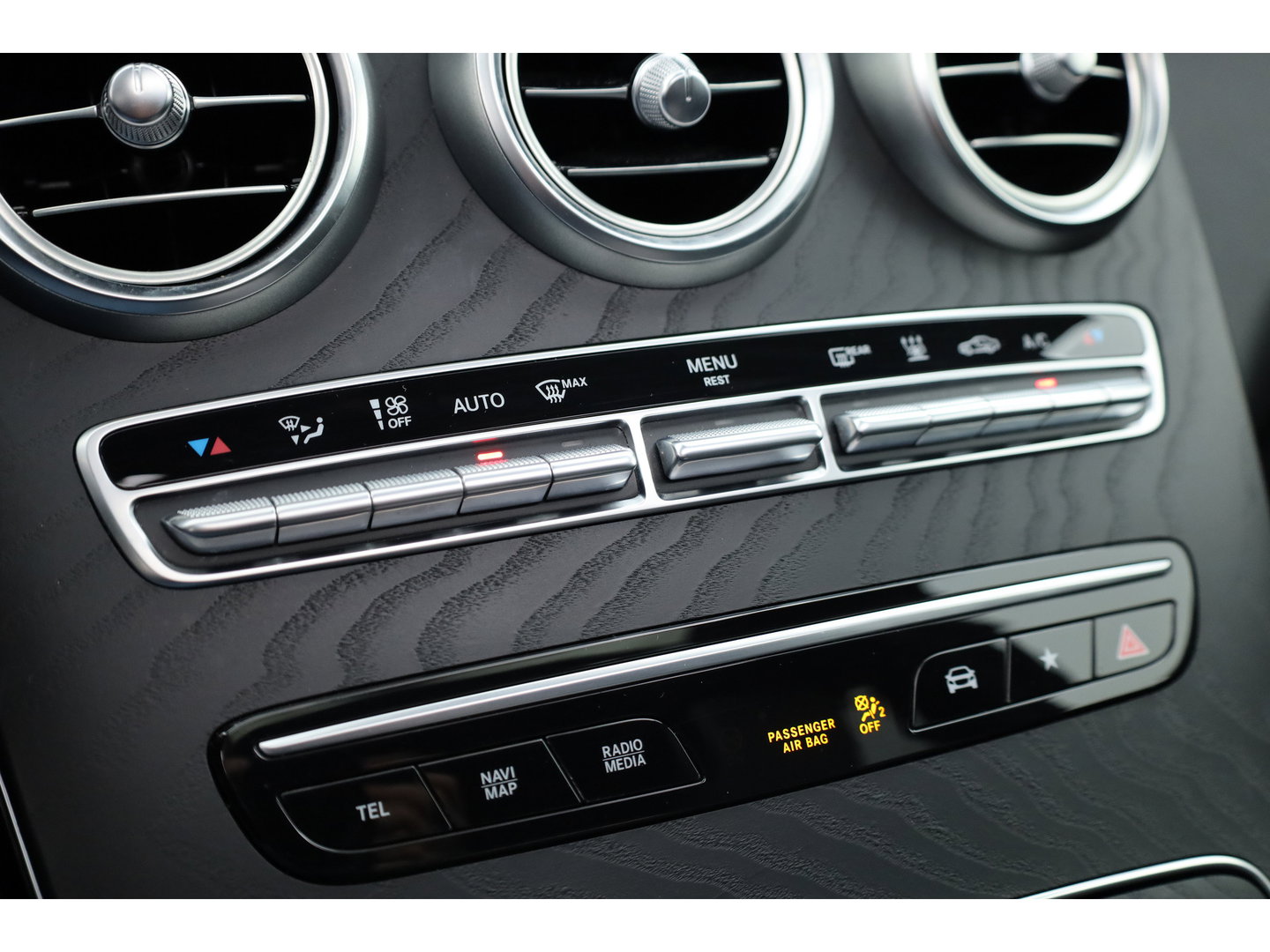 Mercedes-Benz GLC Coupé 300e 4MATIC Business Solution Luxury | SOH 86.2% | Adapt. Cruise | Apple CarPlay & Android Auto | Pano | Trekhaak | Dodehoek | Stoelverw.